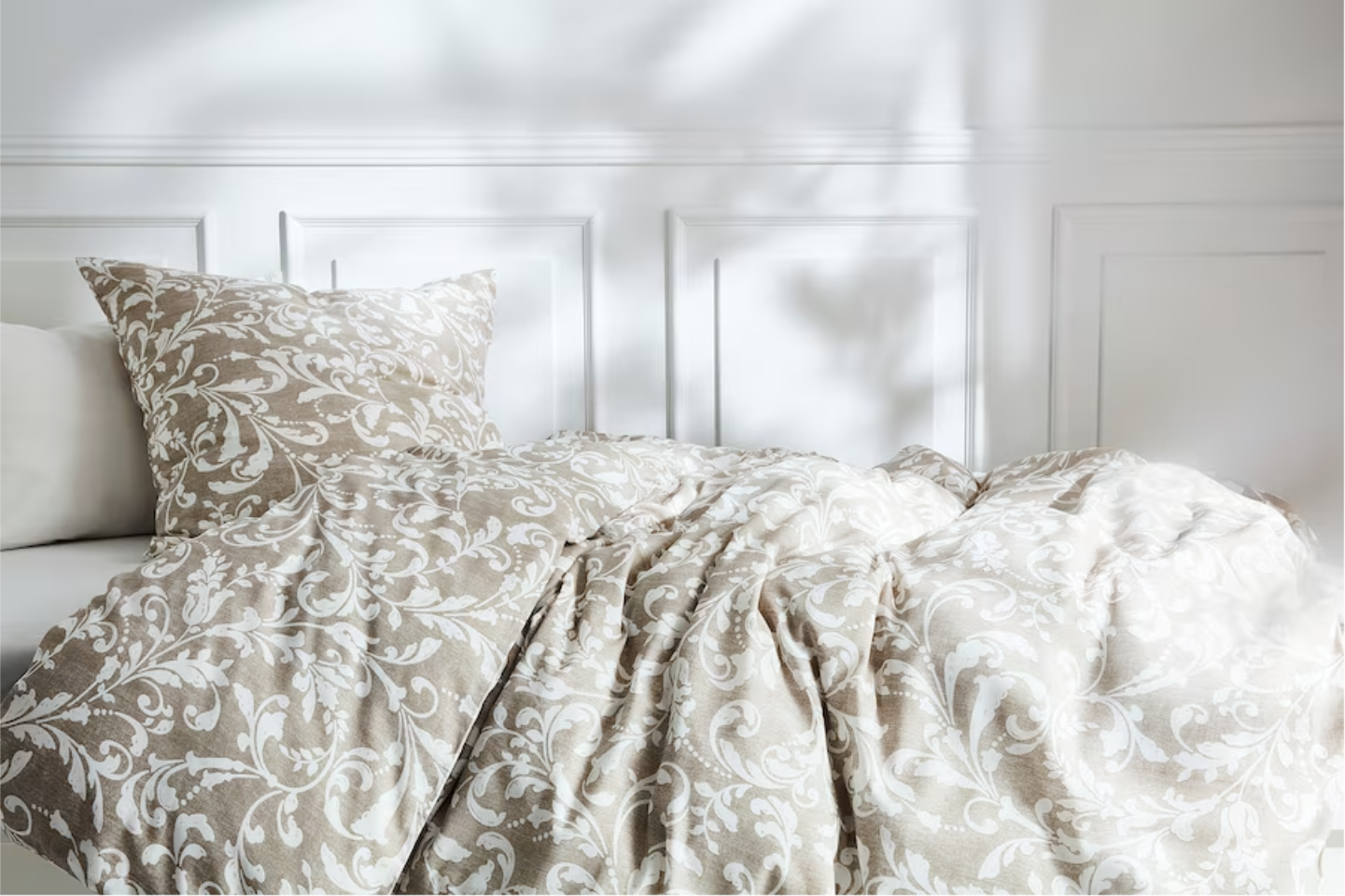 VARBRACKA Duvet cover and 4 pillowcases, beige/white, 200x200/50x60 cm