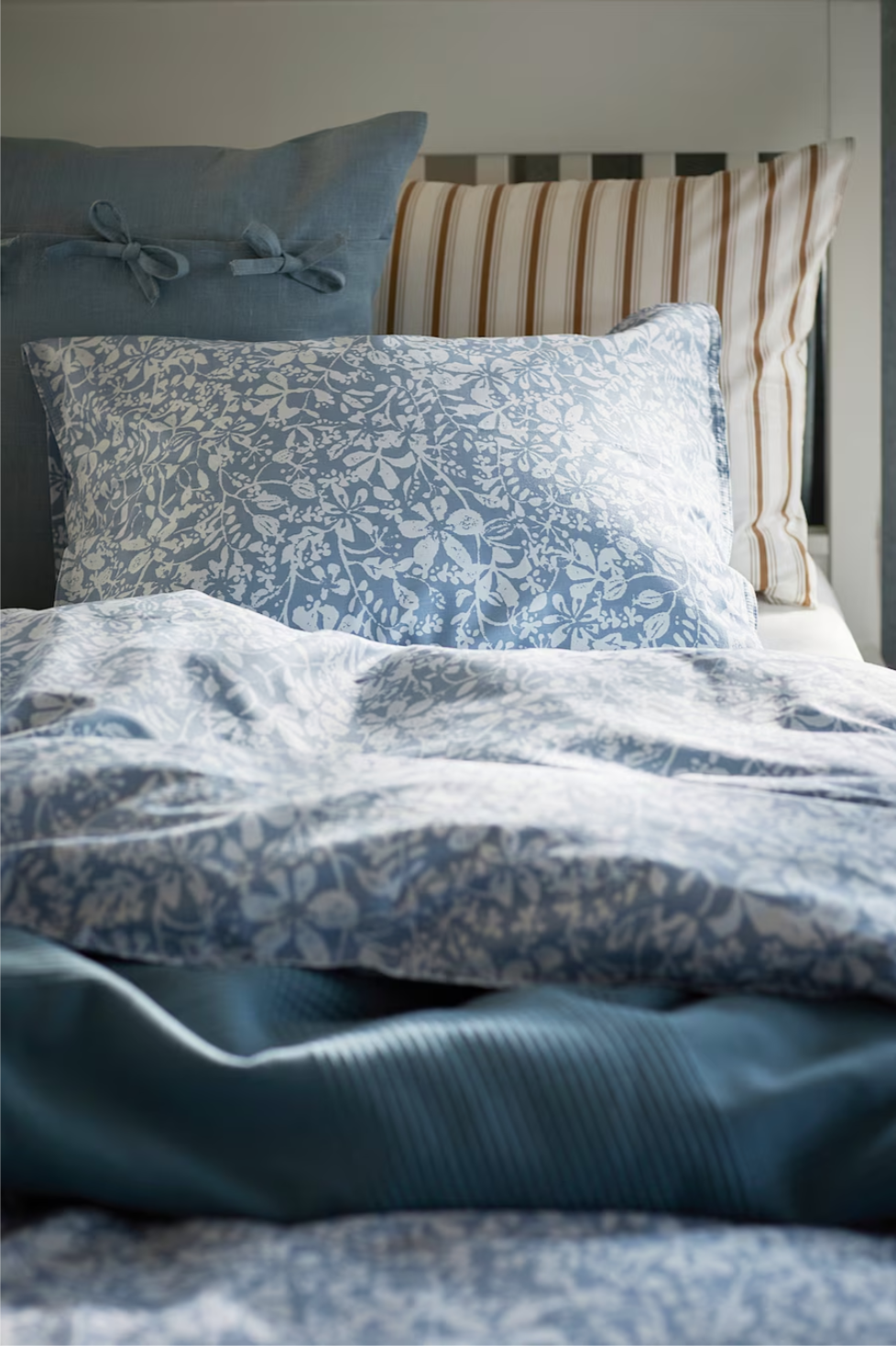 SOMMARSLOJA Duvet cover and 2 pillowcases, blue/floral pattern, 200x200/50x80 cm